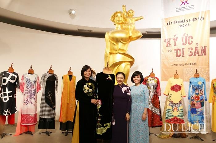 Bà Nguyễn Phương Nga trao tặng áo dài cho Bảo tàng Phụ nữ Việt Nam